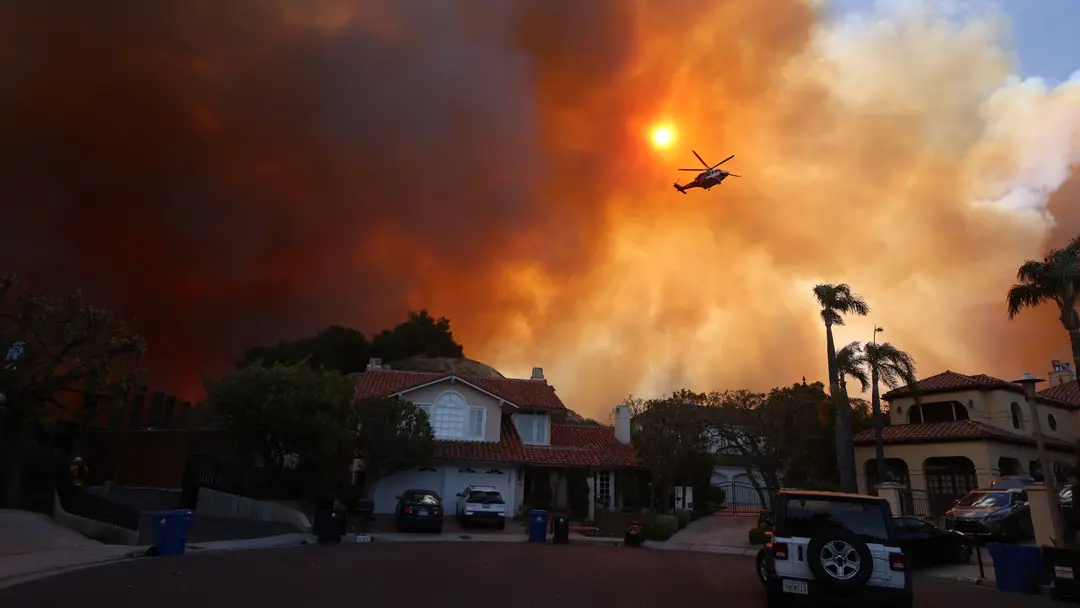 Los Angeles: Wildfires Kill at Least 2, Over 80K Evacuated