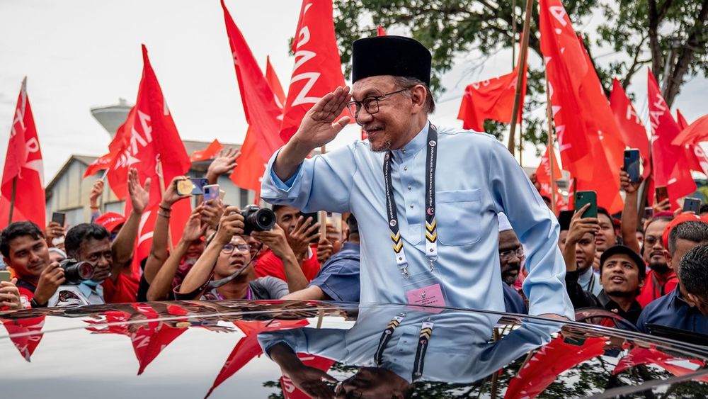 Malaysia: Anwar Ibrahim Sworn In as PM post image